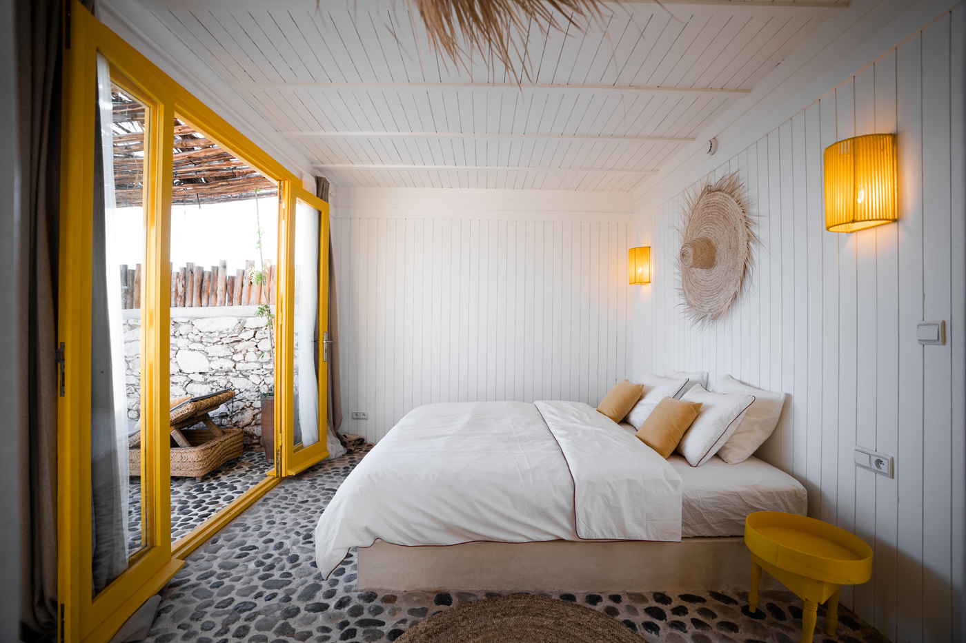 capsimbay-yellow-cottage-room-1